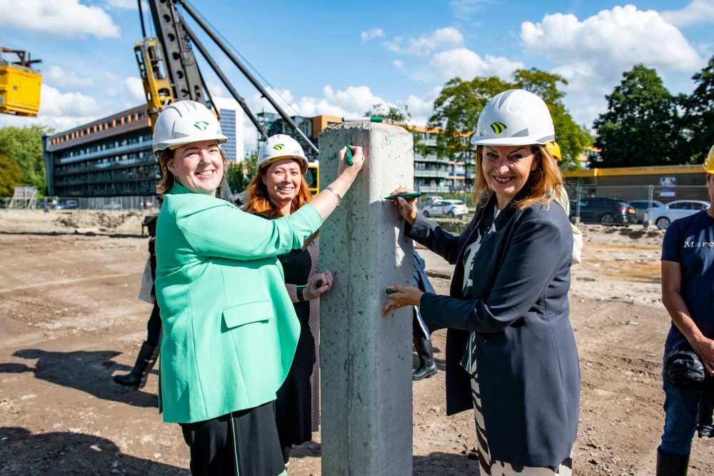 Op donderdag 31 augustus 2023 stonden de kopers samen met ontwikkelende bouwer Dura Vermeer, Waterweg Wonen en wethouder Ivana Somers – Gardenier (Bouwen en Wonen) stil bij dit feestelijke moment op de bouwplaats.  